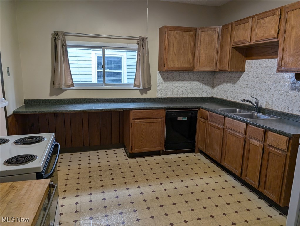2549 Kendall Road Cleveland, OH 44120 - Photo 8 of 26 1st Floor Kitchen