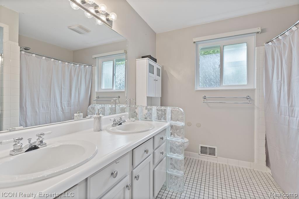 1533 Walton Boulevard Rochester Hills, MI 48309 - Photo 17 of 30