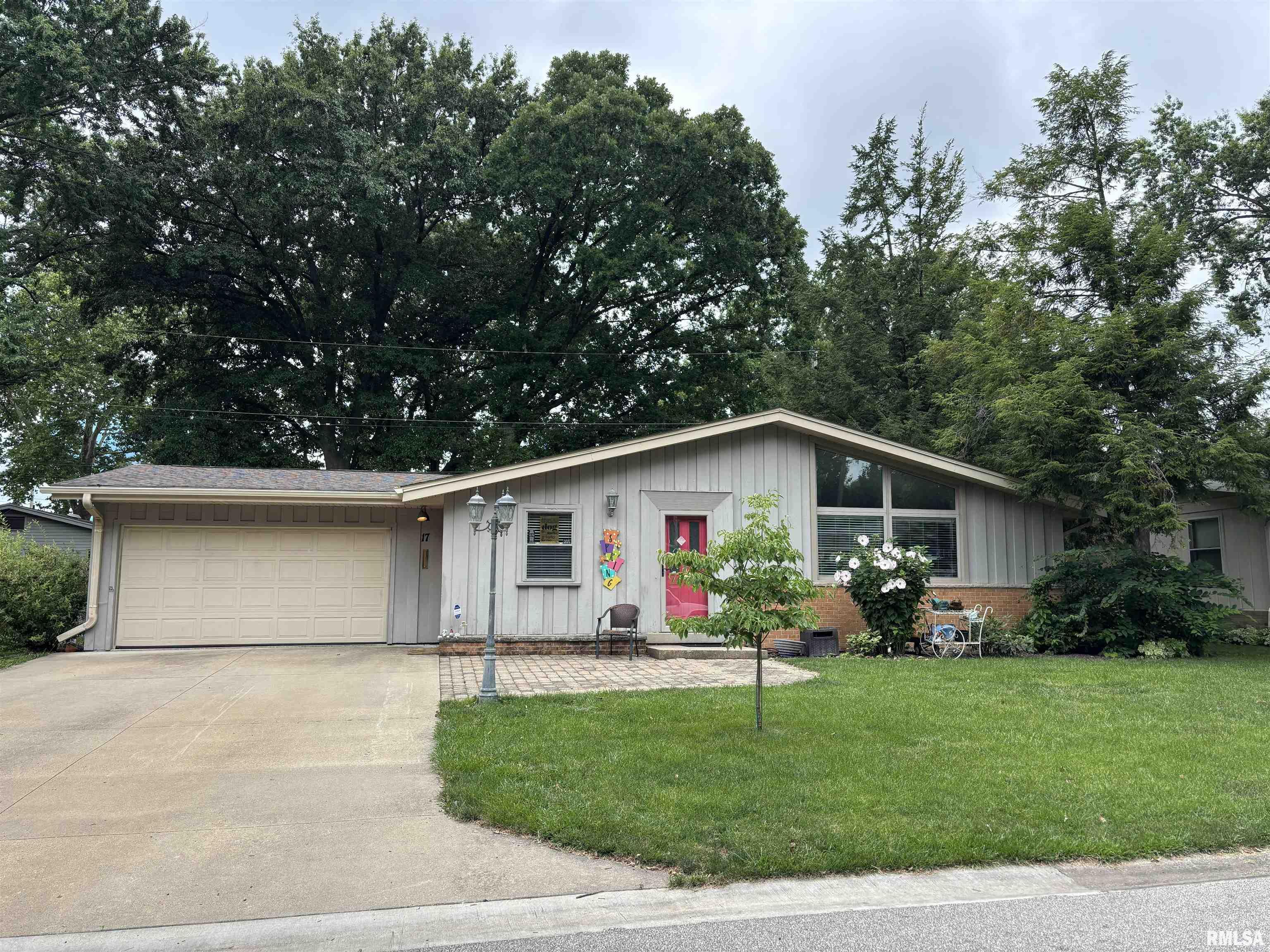 17 Lambert Lane Springfield, IL 62704 - Photo 2 of 10