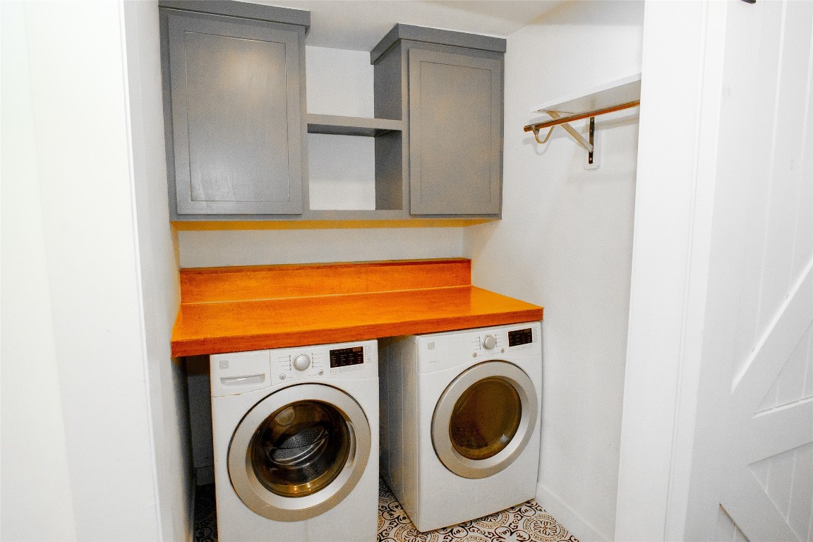 4423 Coyle Street Houston, TX 77023 - Photo 16 of 26 a utility room with dryer and washer