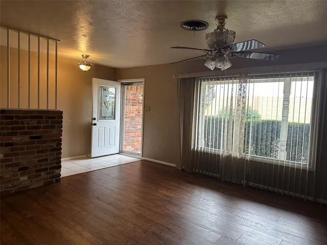 $310,525 | 532 Plainview Drive, Hurst, TX 76054