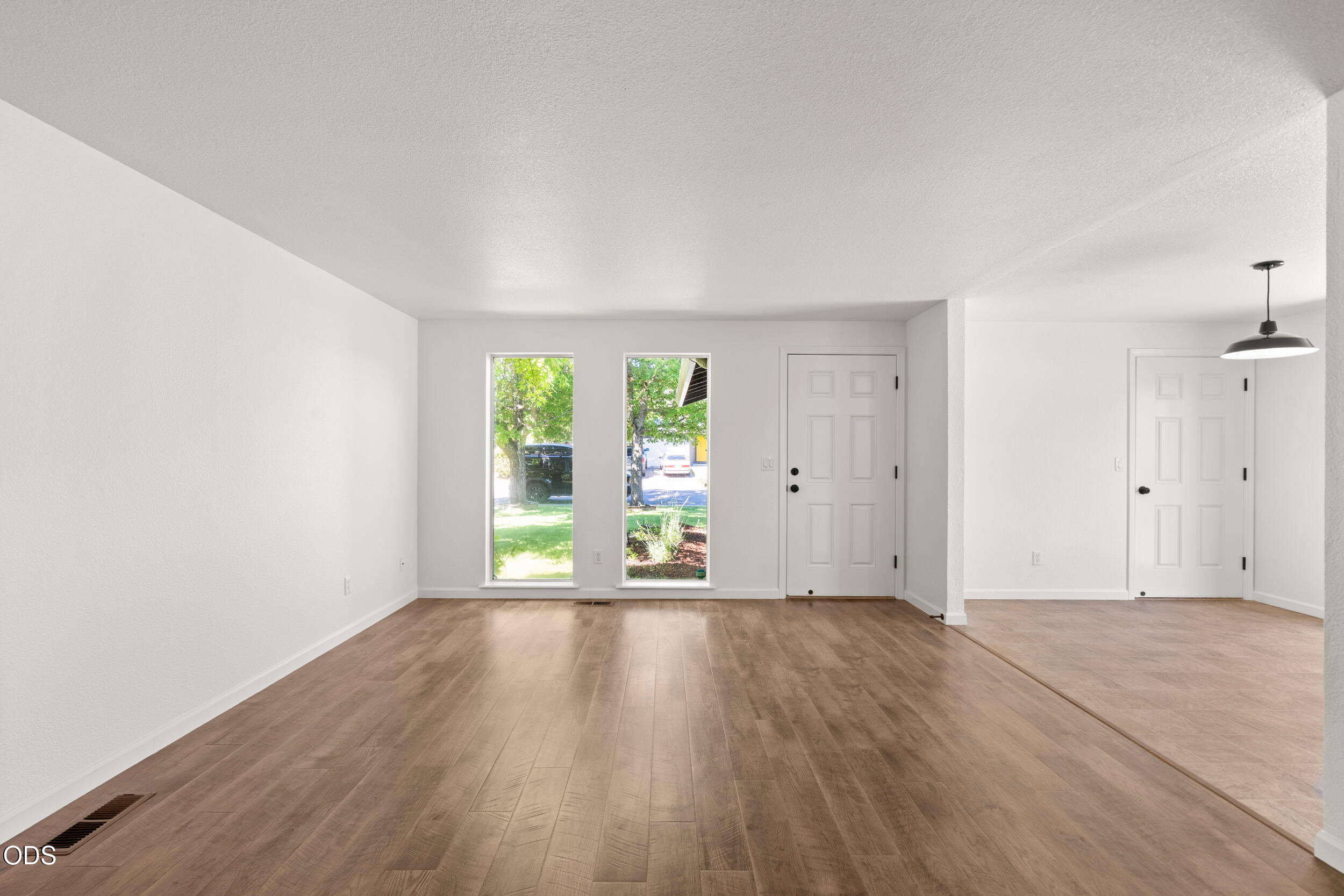 557 Glenn Way Central Point, OR 97502 - Photo 6 of 29