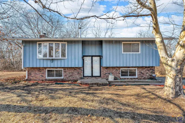 $210,000 | 6395 Ridgeview Drive, Ozawkie, KS 66070