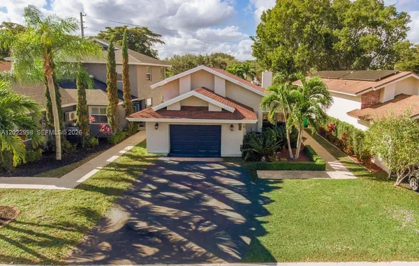 $3,800 | 575 Lakeside Circle, Sunrise, FL 33326