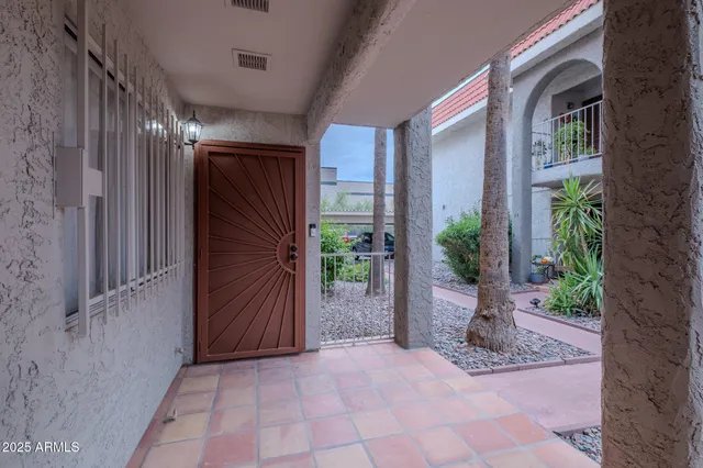 a view of entryway with a yard