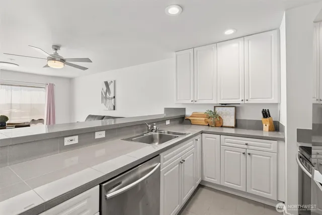 $299,880 | 321 10th Avenue South, Unit 705, Seattle, WA 98144