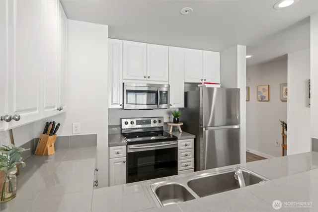 $299,880 | 321 10th Avenue South, Unit 705, Seattle, WA 98144