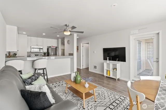 $299,880 | 321 10th Avenue South, Unit 705, Seattle, WA 98144