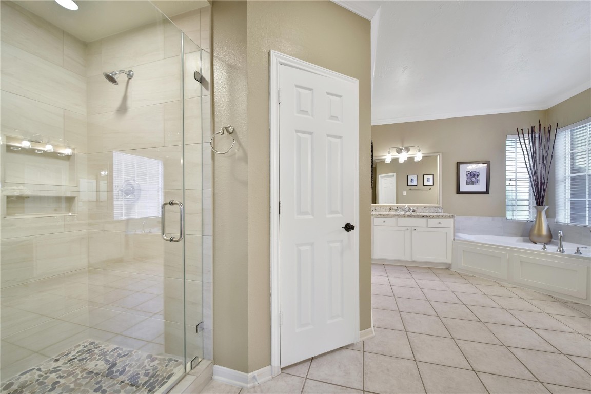 3622 Chessnut Glen Drive Spring, TX 77388 - Photo 22 of 38 a bathroom with a shower and a sink