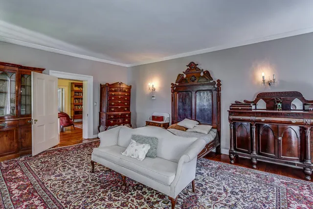 a view of a house with backyard