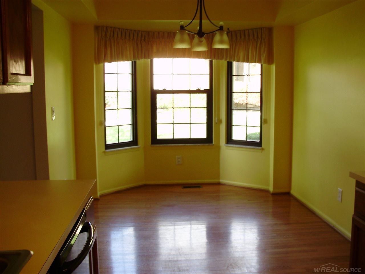 385 Meadow Bridge Rochester, MI 48307 - Photo 2 of 6