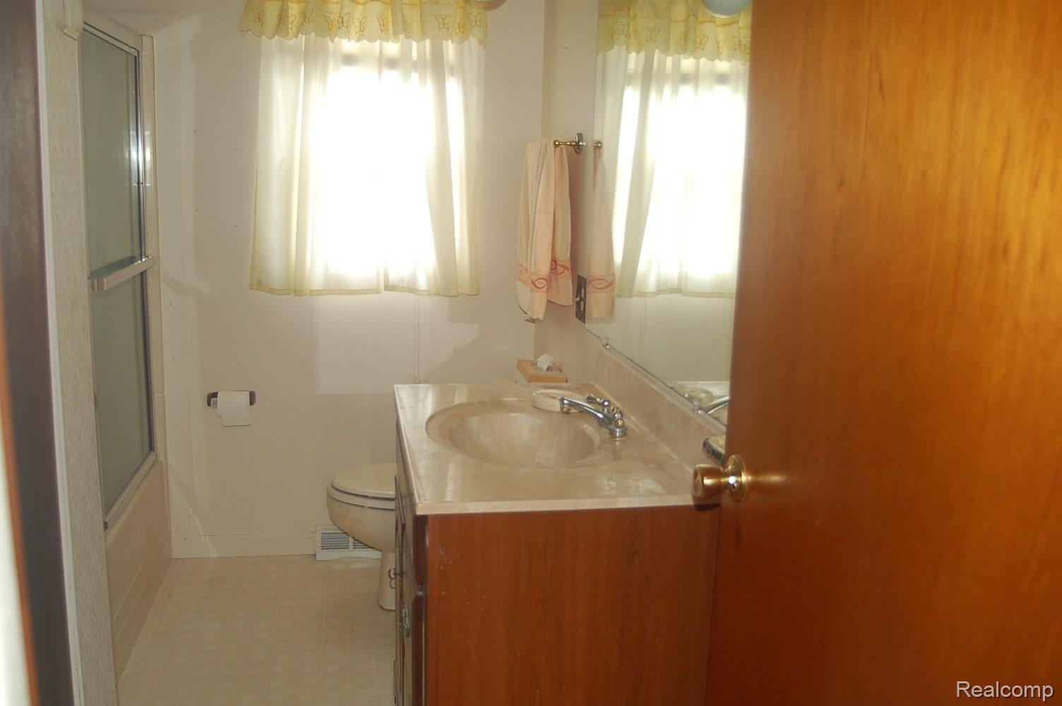 8171 Lakeshore Road Fort Gratiot, MI 48059 - Photo 10 of 18 8171 Lakeshore