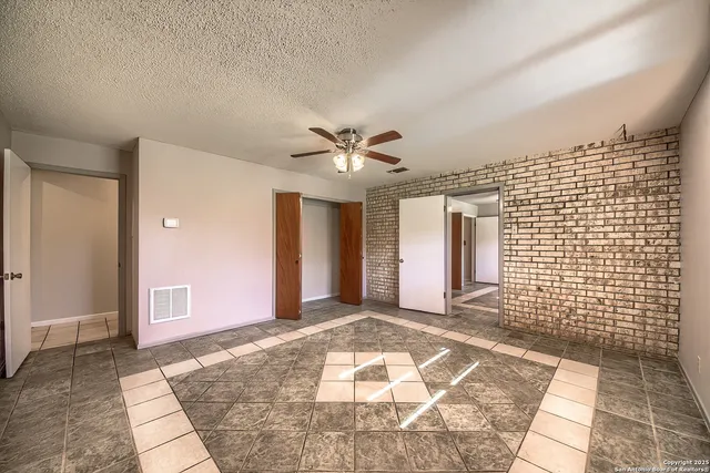 a view of a livingroom with a ceiling fan