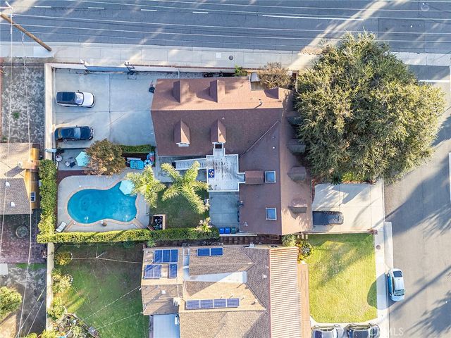 a view of a yard in front of house