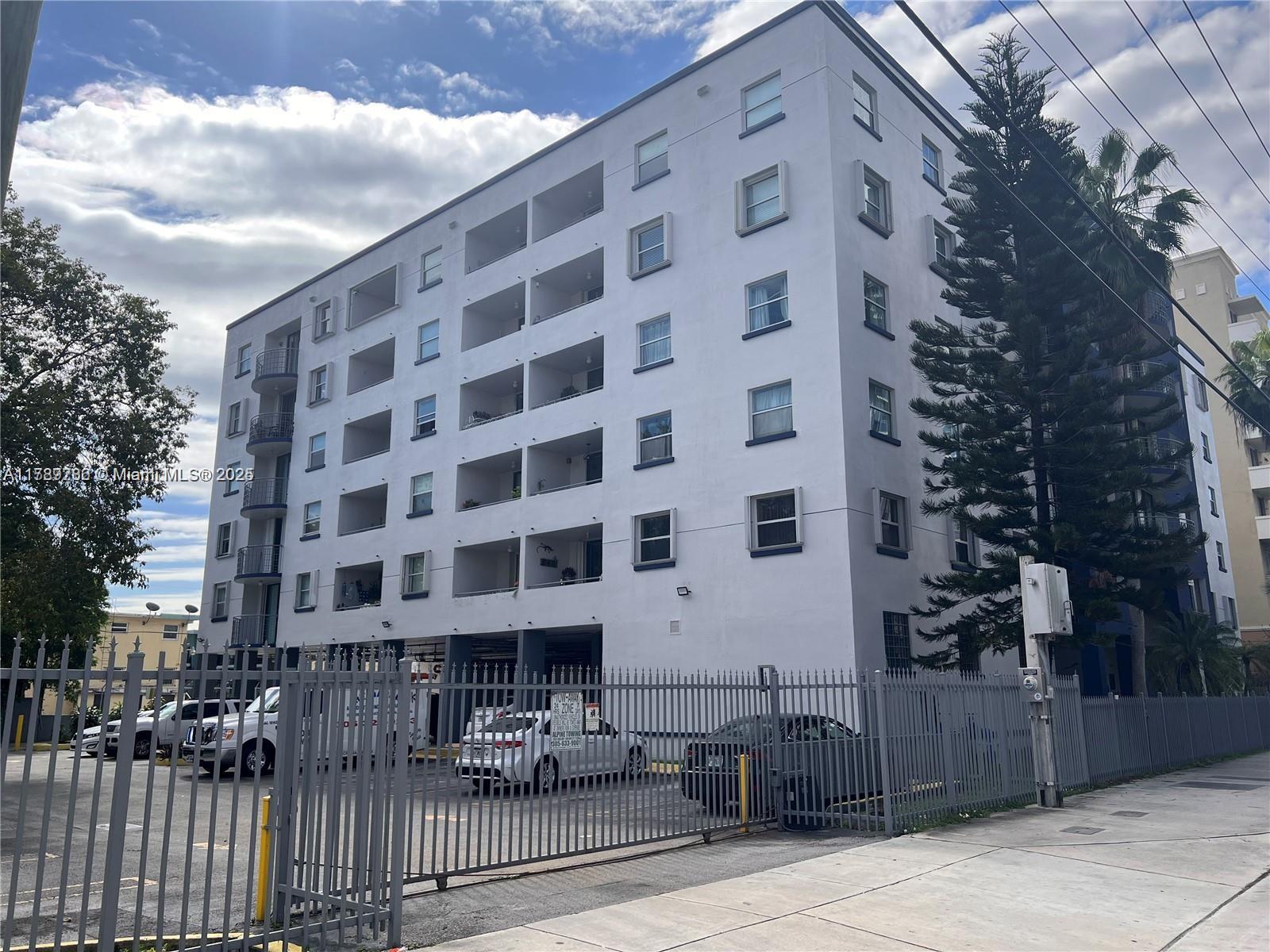 546 Southwest 1st Street, Unit 611 Miami, FL 33130 - Photo 4 of 14 Side of the building