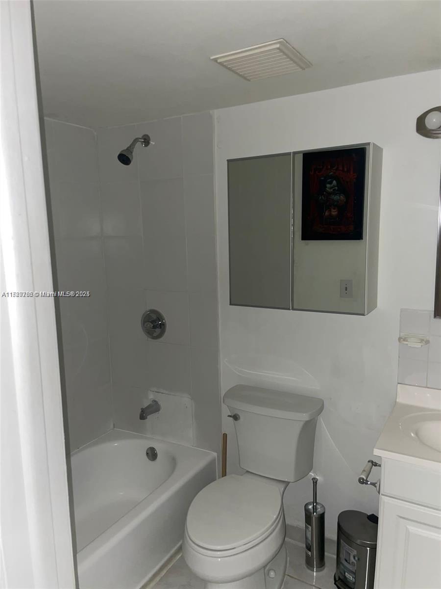 546 Southwest 1st Street, Unit 611 Miami, FL 33130 - Photo 10 of 14 Full bathroom