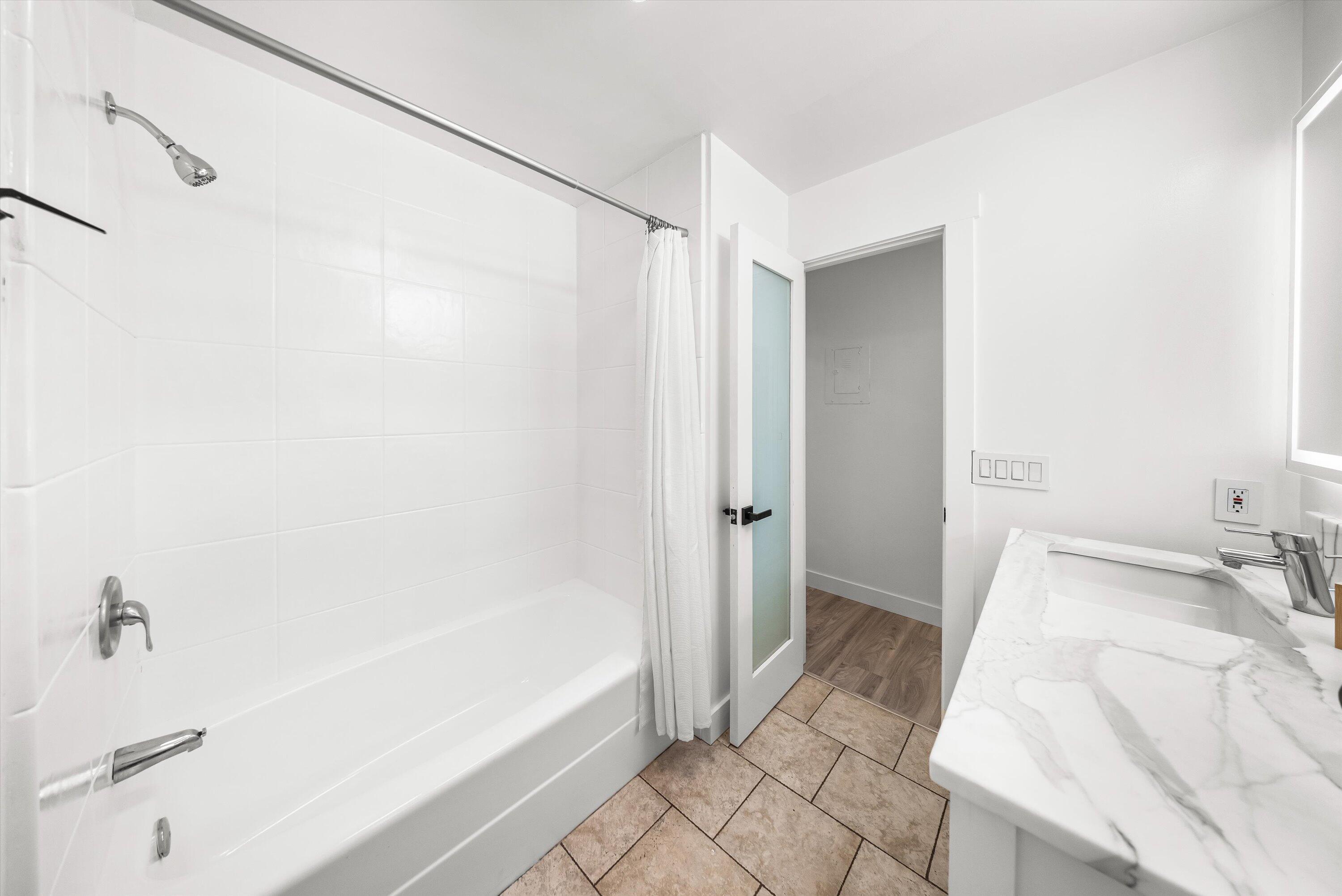 1418 Alta Vista Road, Unit A Santa Barbara, CA 93103 - Photo 15 of 31 Hall bath