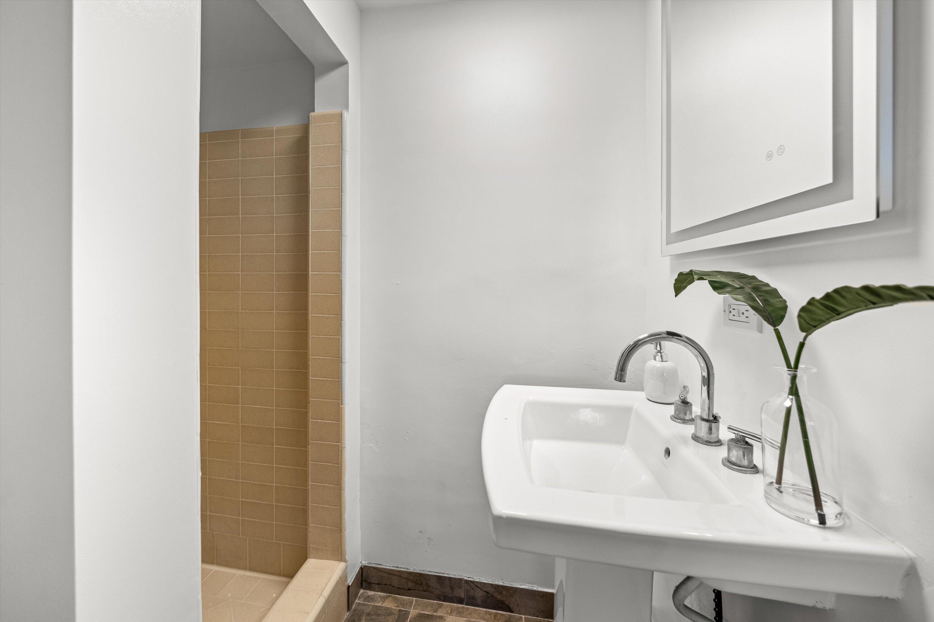 1418 Alta Vista Road, Unit A Santa Barbara, CA 93103 - Photo 21 of 31 Bathroom 2