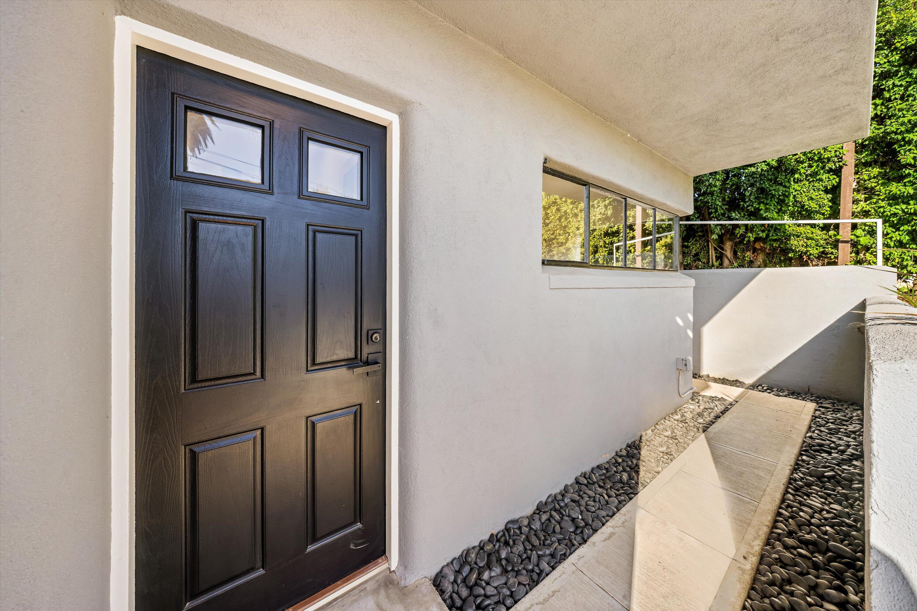 1418 Alta Vista Road, Unit A Santa Barbara, CA 93103 - Photo 28 of 33 Downstairs entrance
