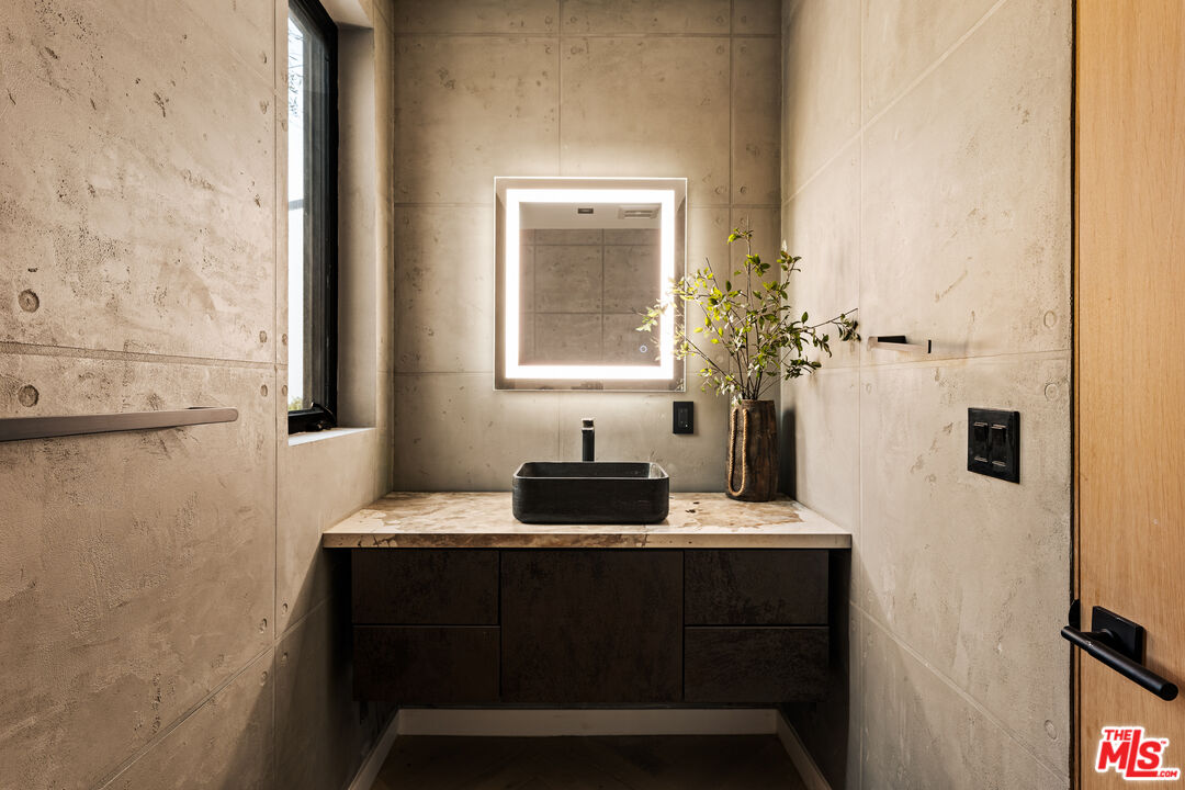 5877 Trancas Canyon Road Malibu, CA 90265 - Photo 9 of 30