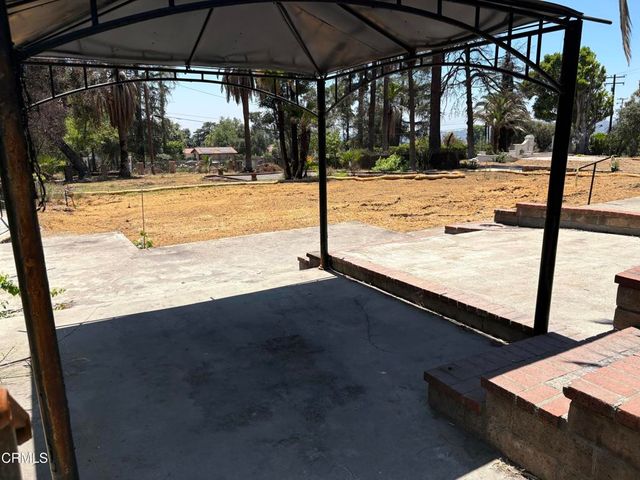 a view of yard with trees