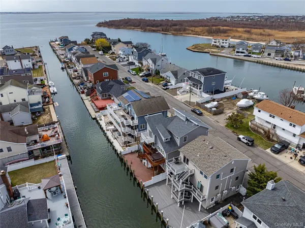 $759,000 | 912 Pacific Street, Lindenhurst, NY 11757