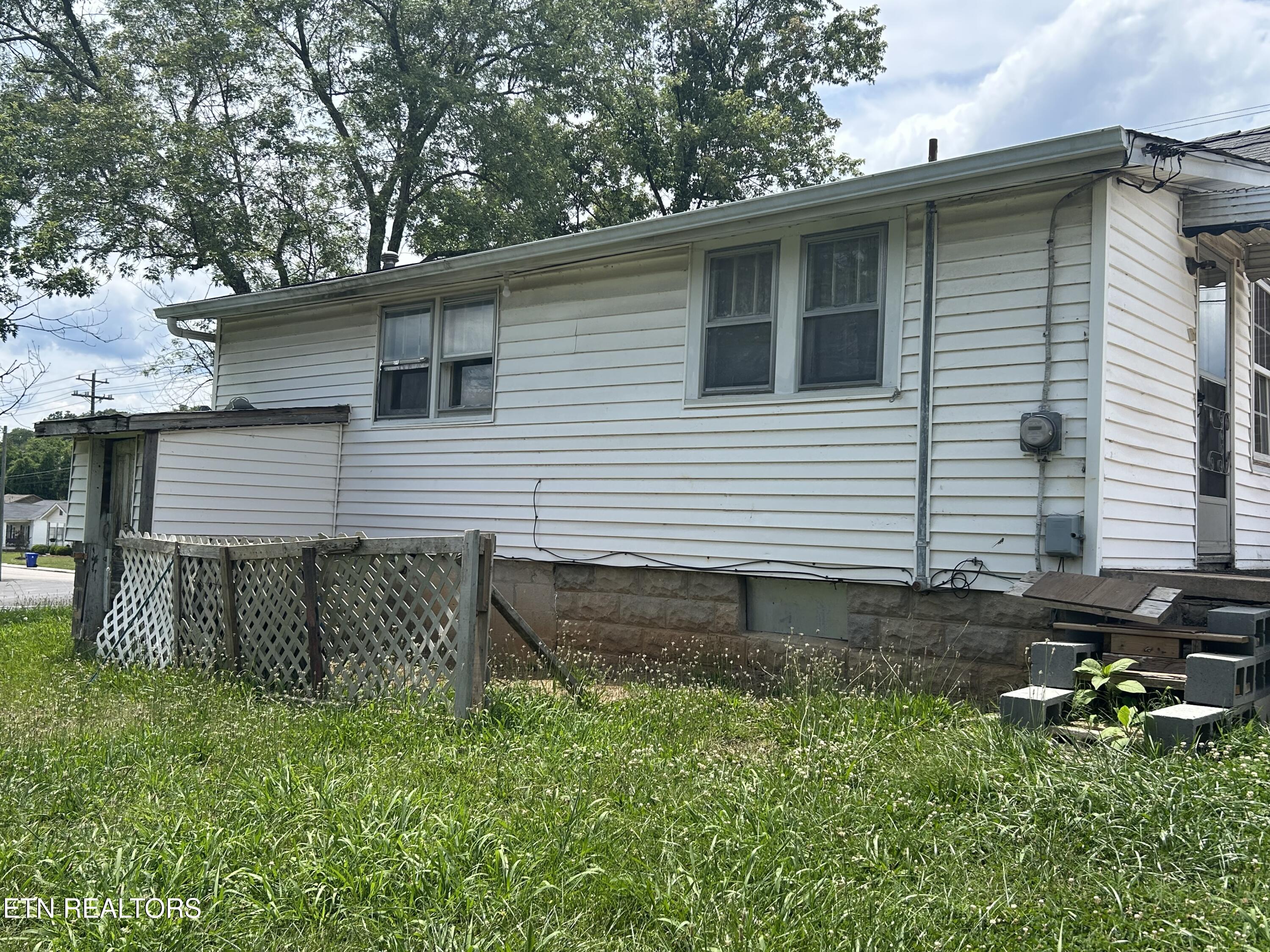 921 Fowler Street Clinton, TN 37716 - Photo 3 of 6 IMG_3403