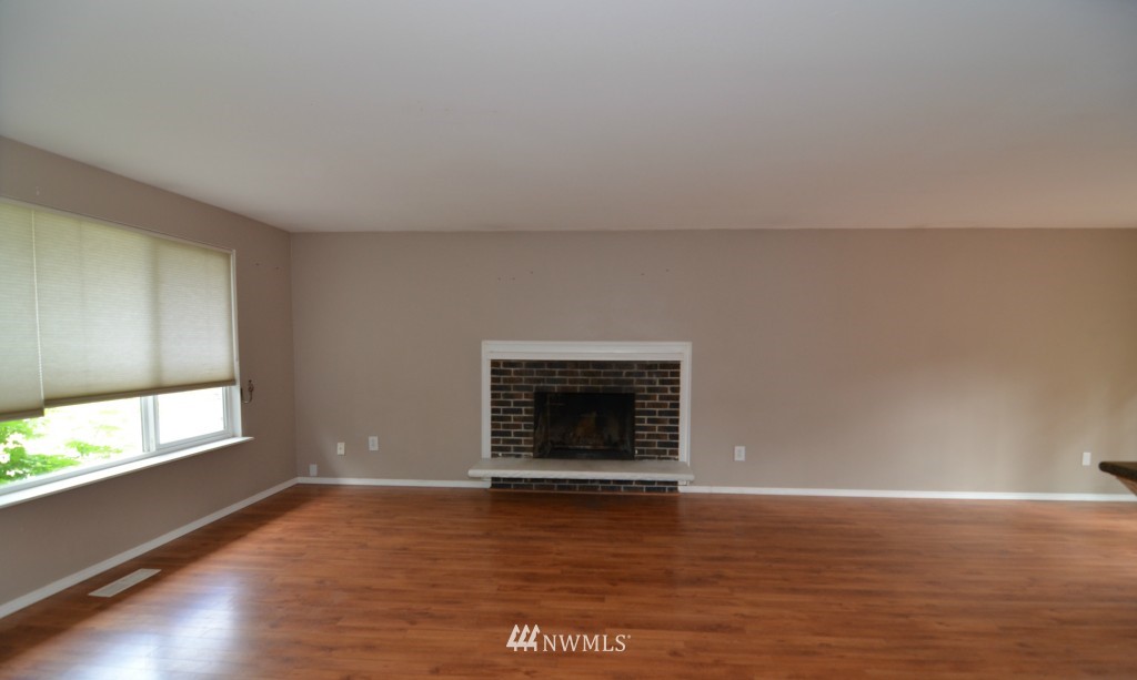 4213 Northeast 17th Street Renton, WA 98059 - Photo 3 of 15