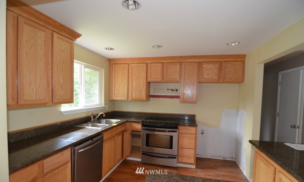 4213 Northeast 17th Street Renton, WA 98059 - Photo 4 of 15