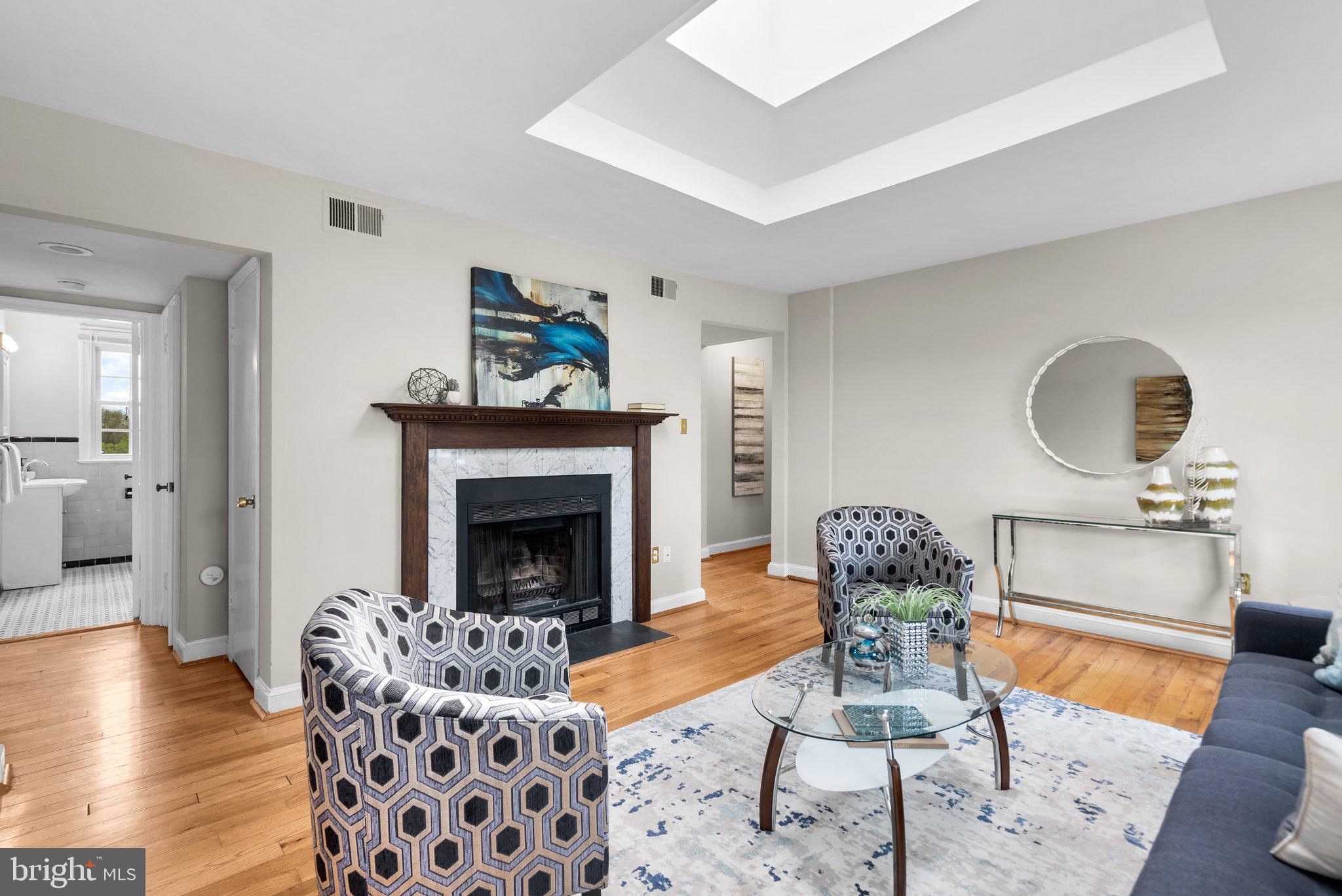 Welcome to this top floor 2 BR/1BA unit!