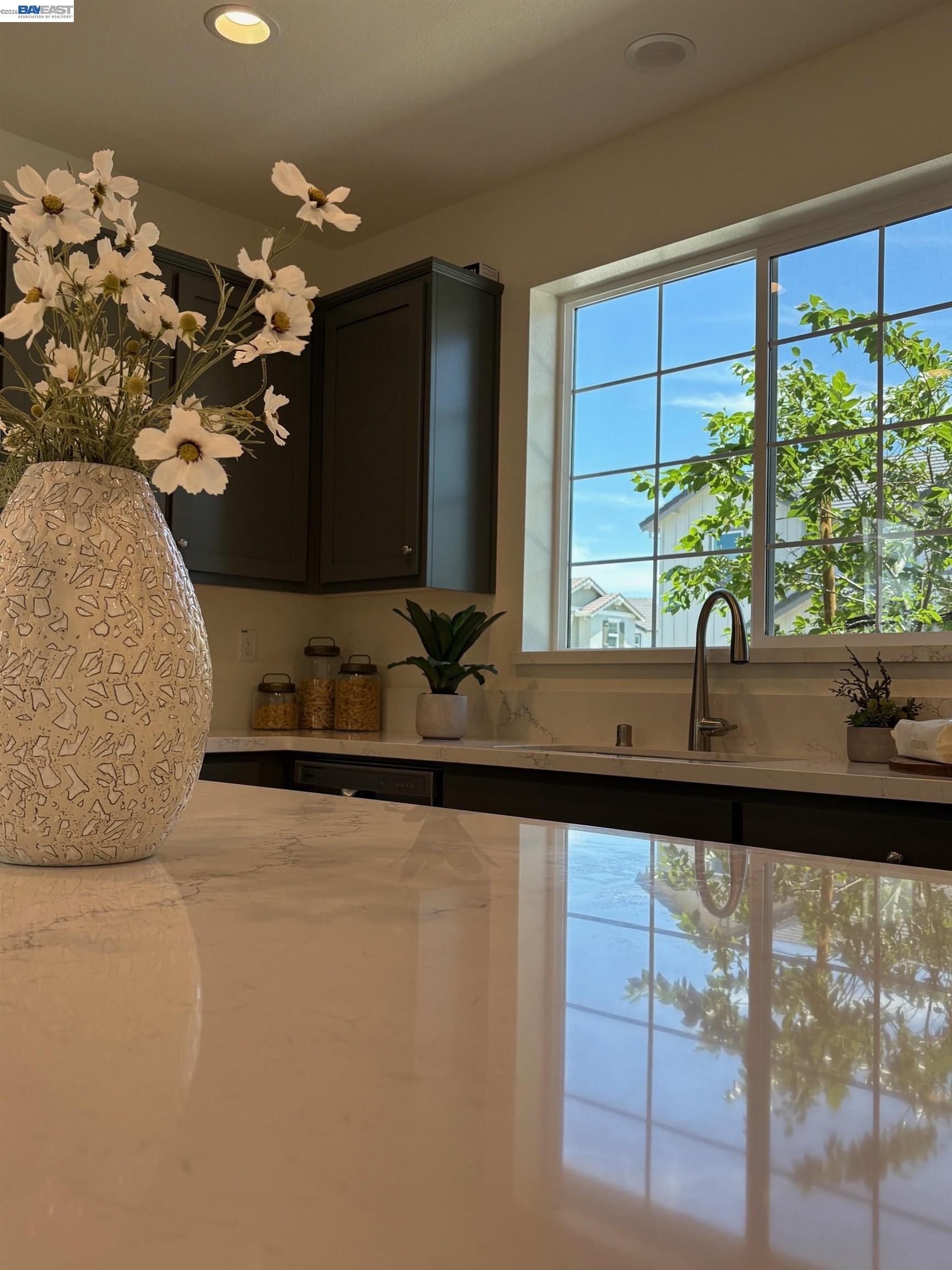 1476 Monument Lane Fairfield, CA 94533 - Photo 6 of 24 a vase of flowers sitting on a table