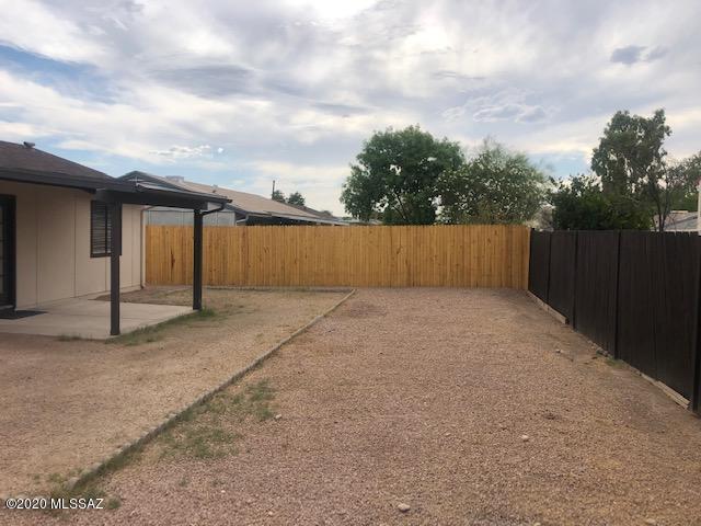 2560 West Firebrook Road Tucson, AZ 85741 - Photo 12 of 16 a backyard of a house