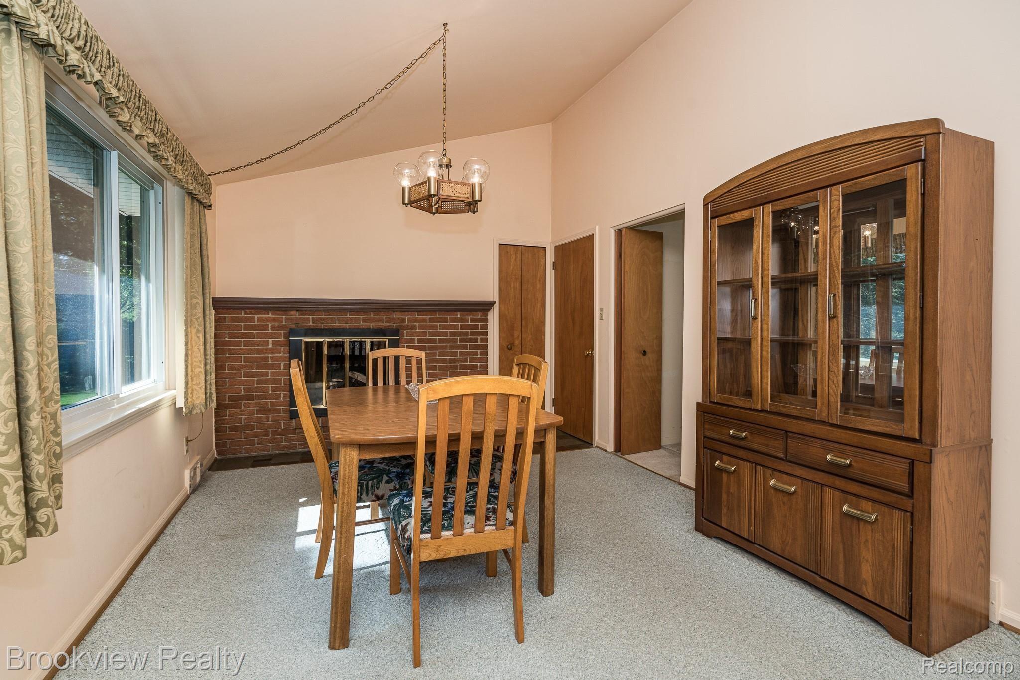 290 Donegal Drive Rochester, MI 48309 - Photo 6 of 33 290 Donegal MLS-W016.jpg