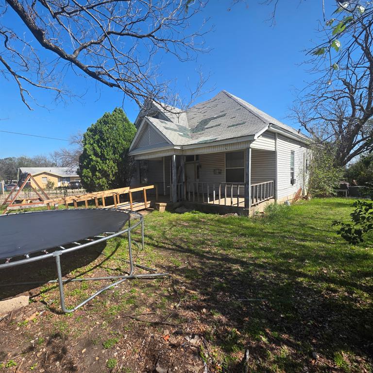 925 North 16th Street Waco, TX 76707 - Photo 2 of 6 a view of a house with backyard and sitting area