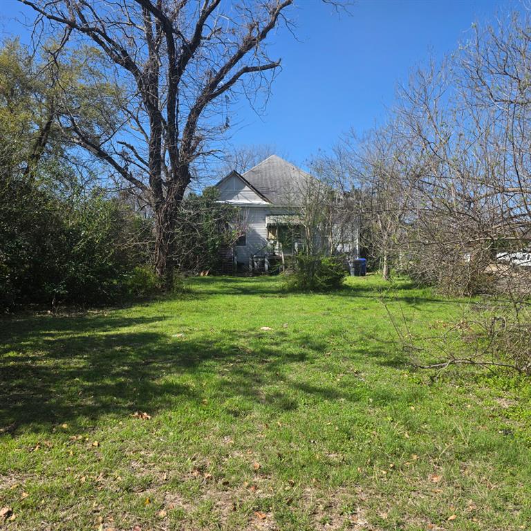 925 North 16th Street Waco, TX 76707 - Photo 4 of 6 a view of a grassy field with trees