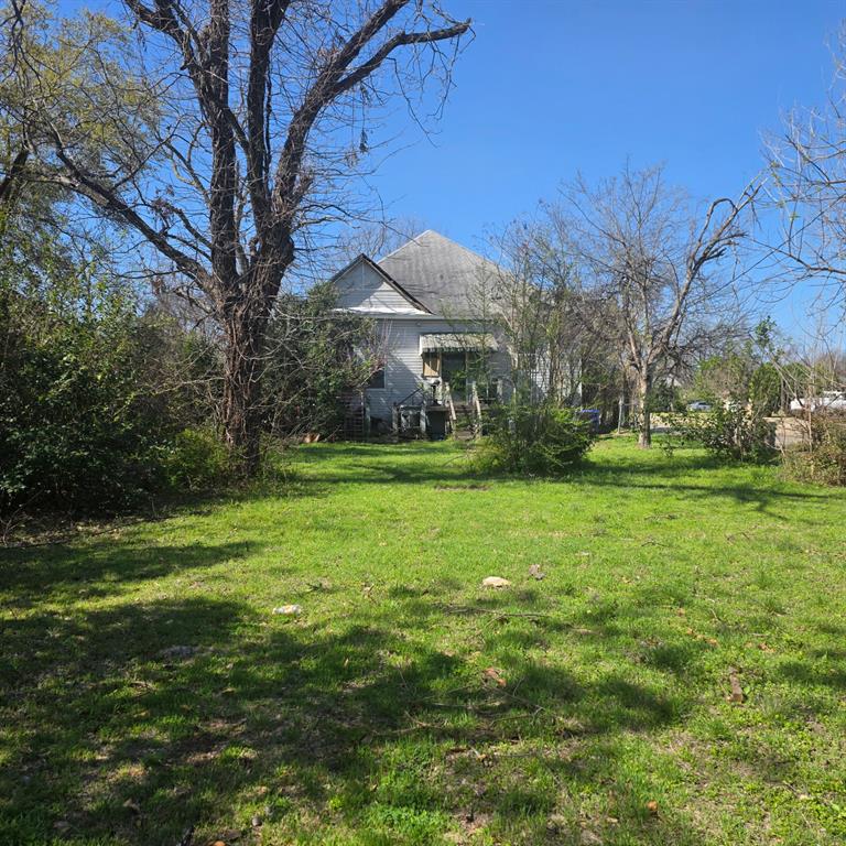 925 North 16th Street Waco, TX 76707 - Photo 5 of 6 a view of a park with large trees