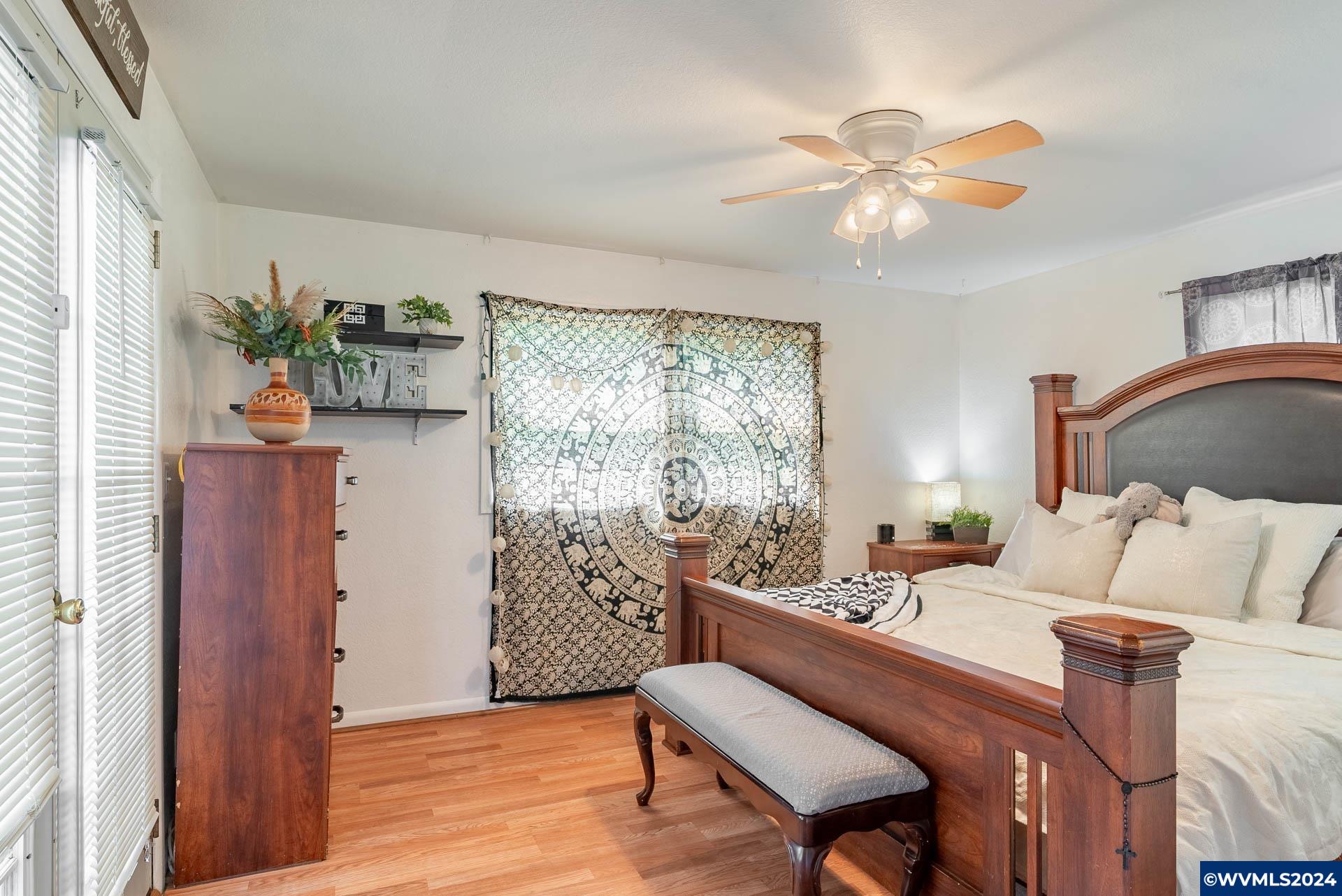 1530 2nd Avenue Albany, OR 97321 - Photo 22 of 35 a living room with furniture and a window