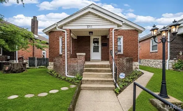 $1,850 | 3711 Oak Hill Avenue, St. Louis, MO 63116