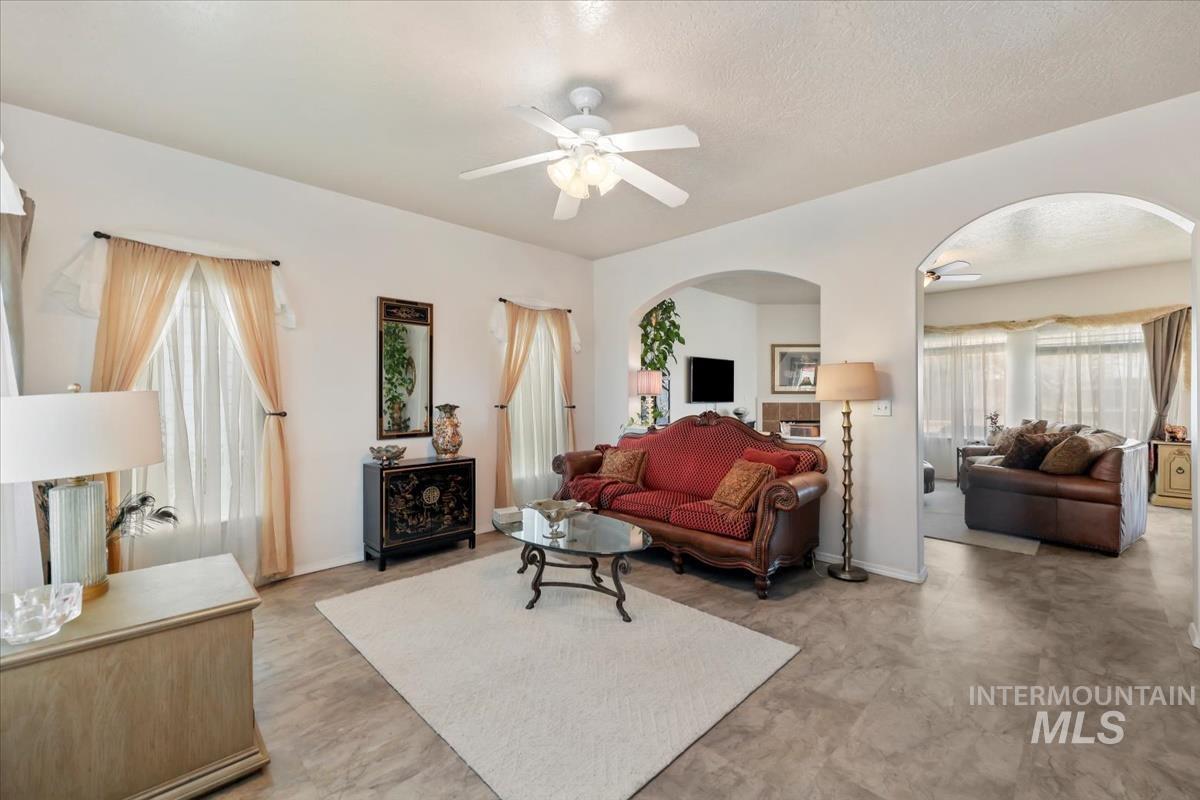 5209 Wallace Way Caldwell, ID 83607 - Photo 4 of 34