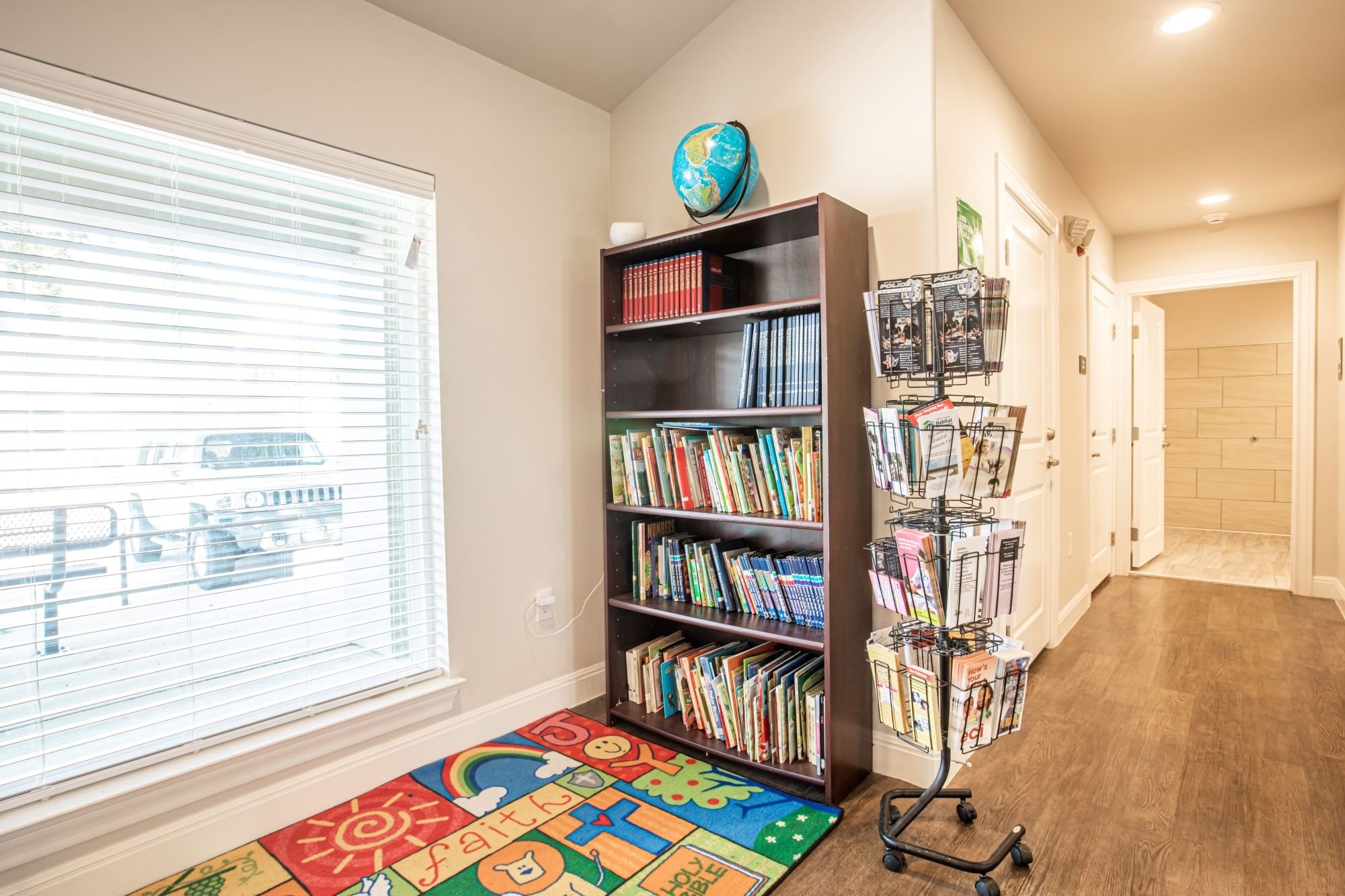 2008 Sam Houston Drive Victoria, TX 77901 - Photo 19 of 29 a living room with fish tank and a bookshelf