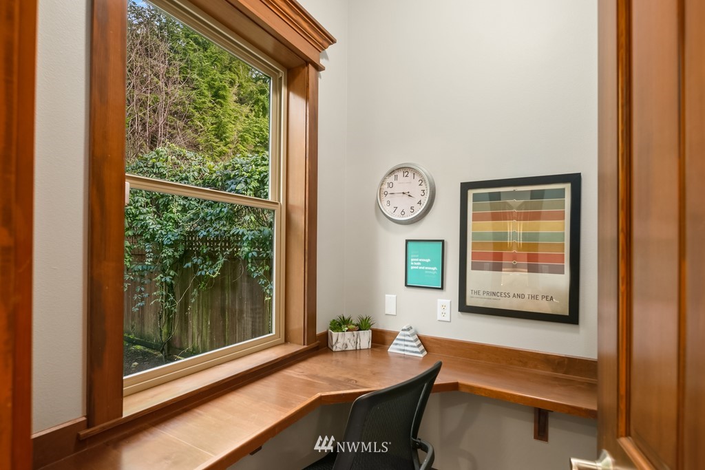 2989 Northeast Davis Loop Issaquah, WA 98029 - Photo 18 of 37 a room with furniture and a window