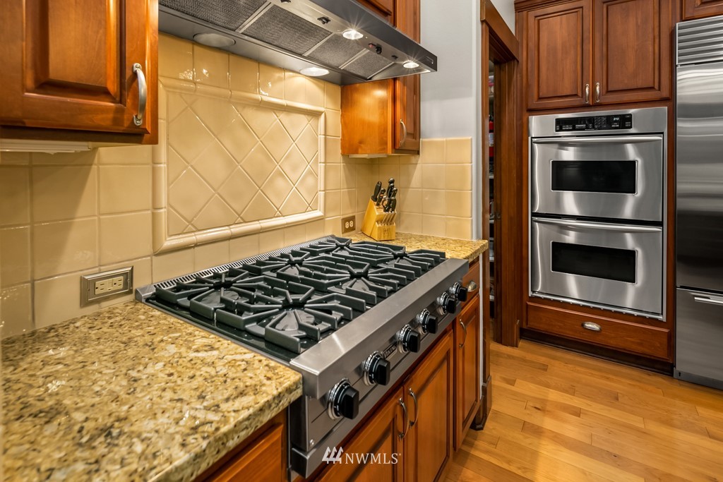 2989 Northeast Davis Loop Issaquah, WA 98029 - Photo 20 of 37 a kitchen with wooden cabinets and a stove top oven