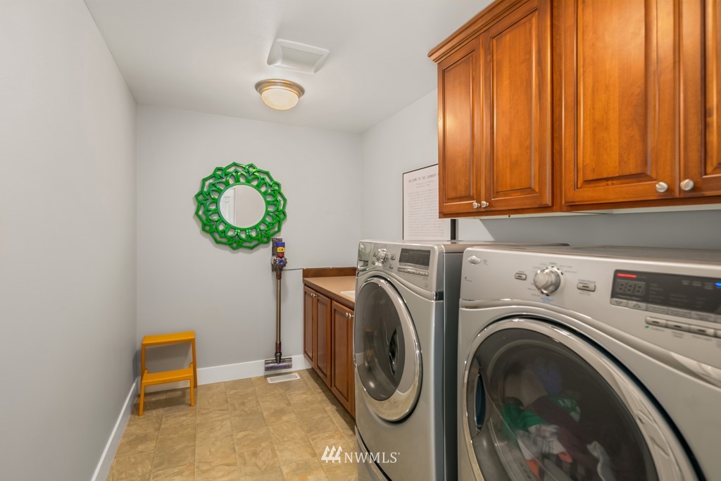 2989 Northeast Davis Loop Issaquah, WA 98029 - Photo 33 of 37 a utility room with dryer and washer