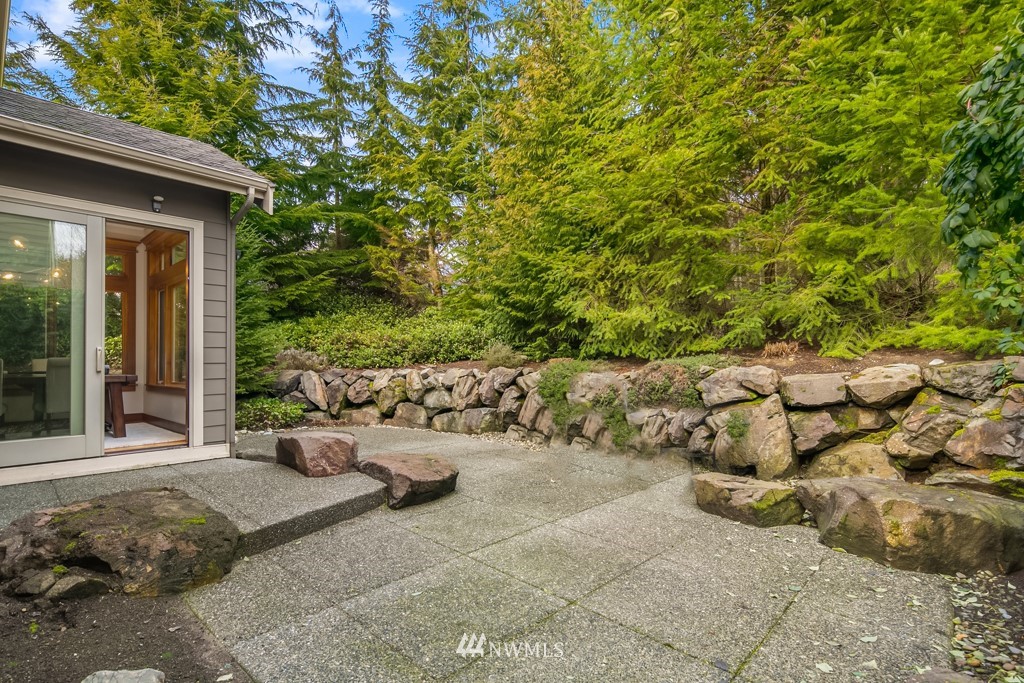 2989 Northeast Davis Loop Issaquah, WA 98029 - Photo 34 of 37 a view of a backyard of the house