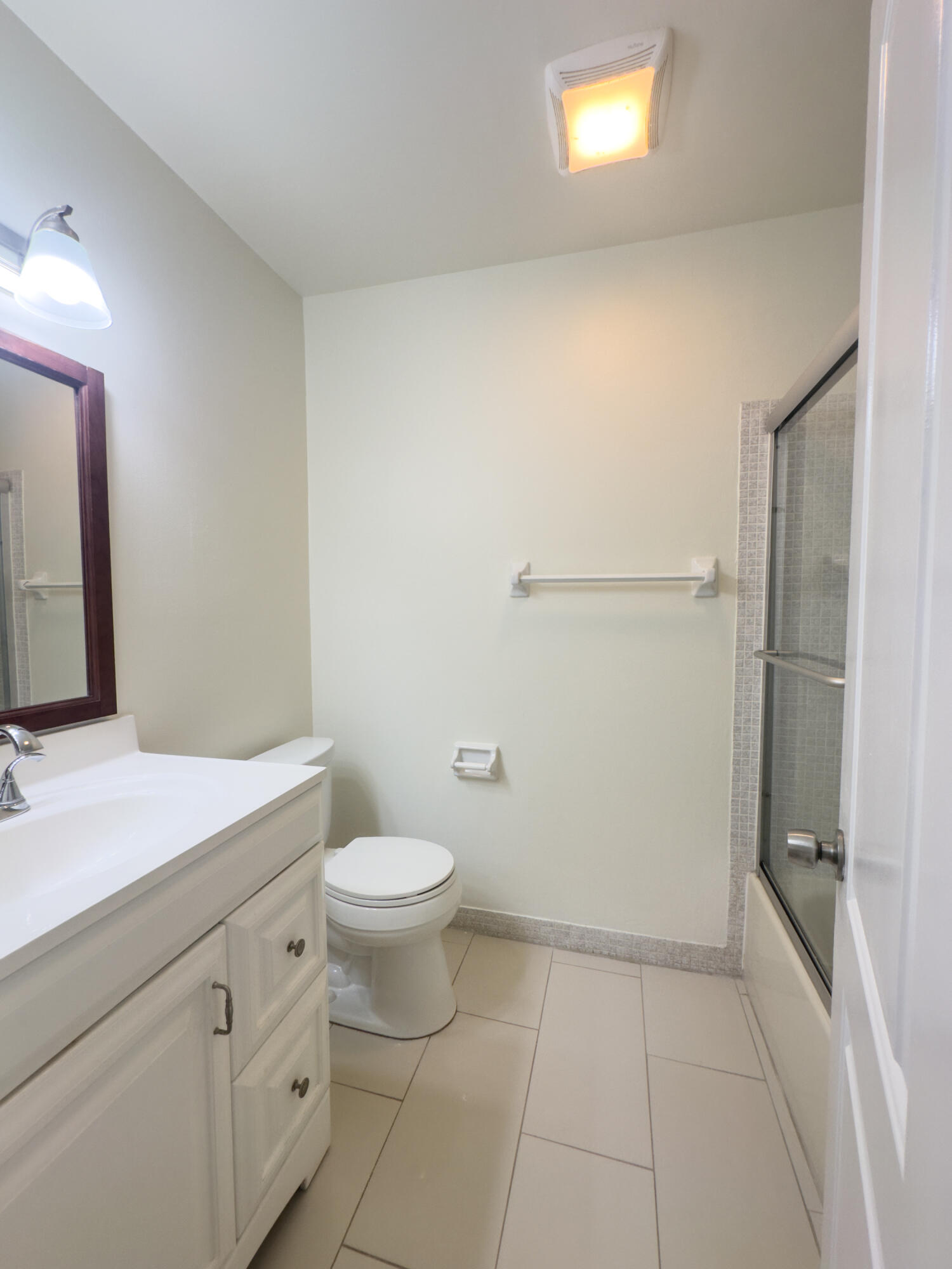 13741 Flora Place, Unit B Delray Beach, FL 33484 - Photo 19 of 34 Primary Bathroom