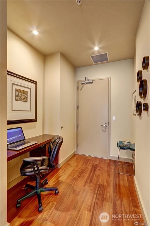 910 Lenora Street, Unit S1404 Seattle, WA 98121 - Photo 2 of 17
