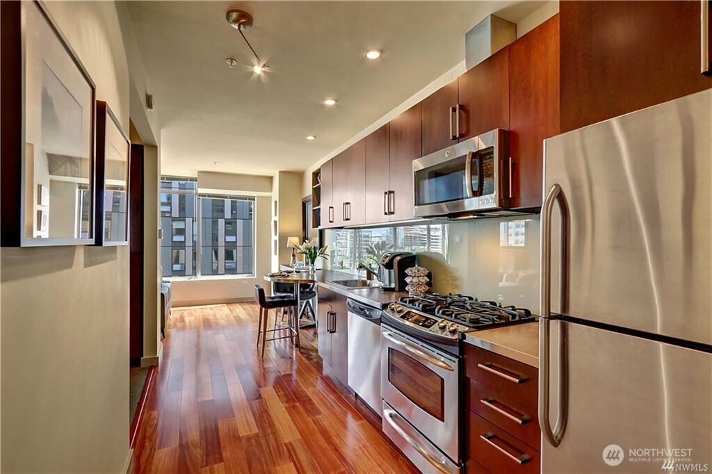 910 Lenora Street, Unit S1404 Seattle, WA 98121 - Photo 3 of 17