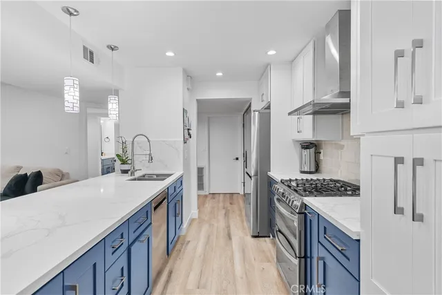 $699,000 | 5325 Lindley Avenue, Unit 106, Tarzana, CA 91356