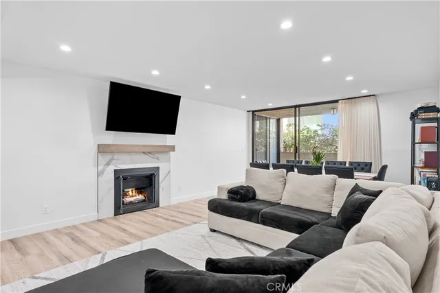 $699,000 | 5325 Lindley Avenue, Unit 106, Tarzana, CA 91356