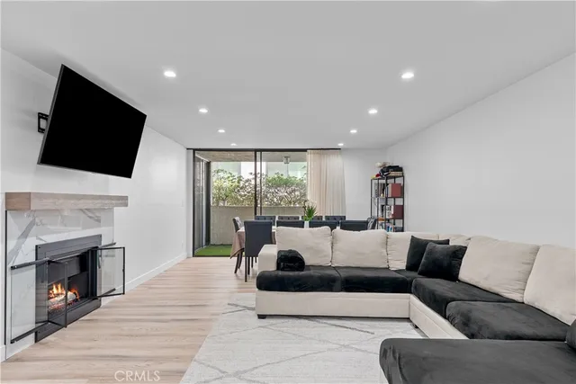 $699,000 | 5325 Lindley Avenue, Unit 106, Tarzana, CA 91356